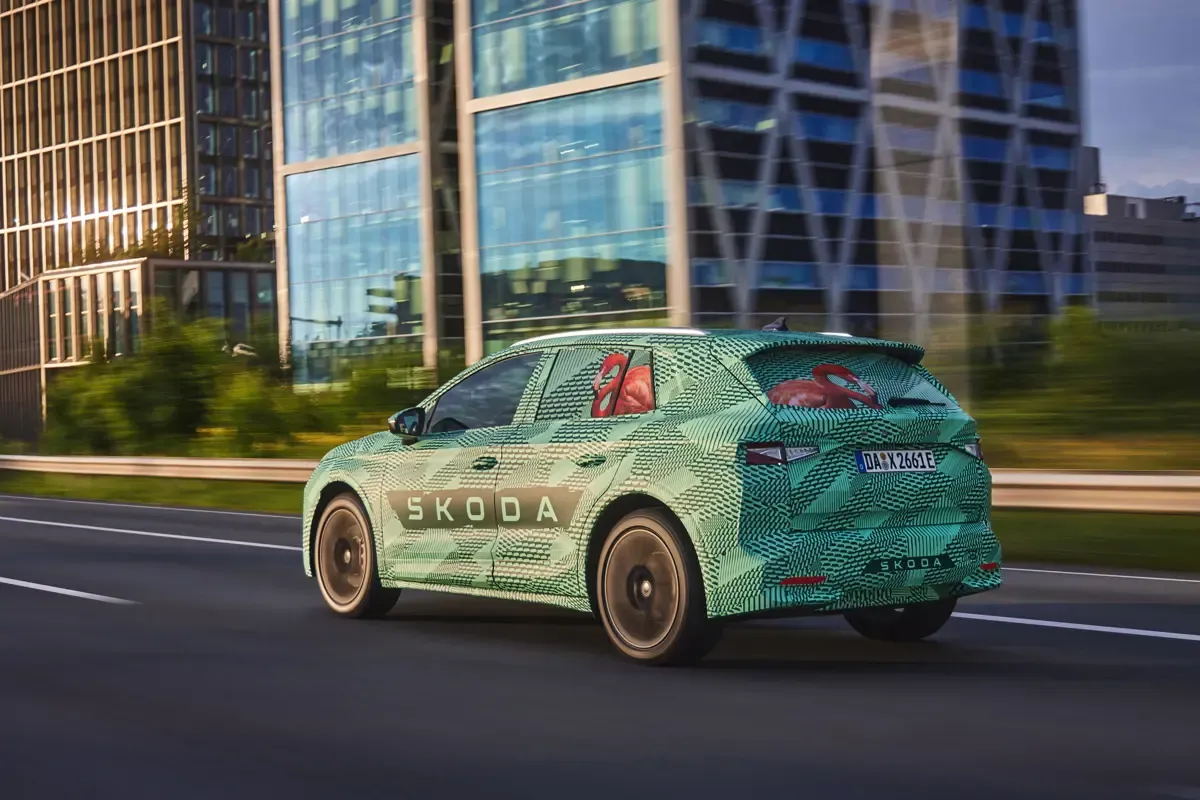 Elettronauti - Skoda Elroq 60 - Verde - Esterno - Vista anteriore a tre quarti