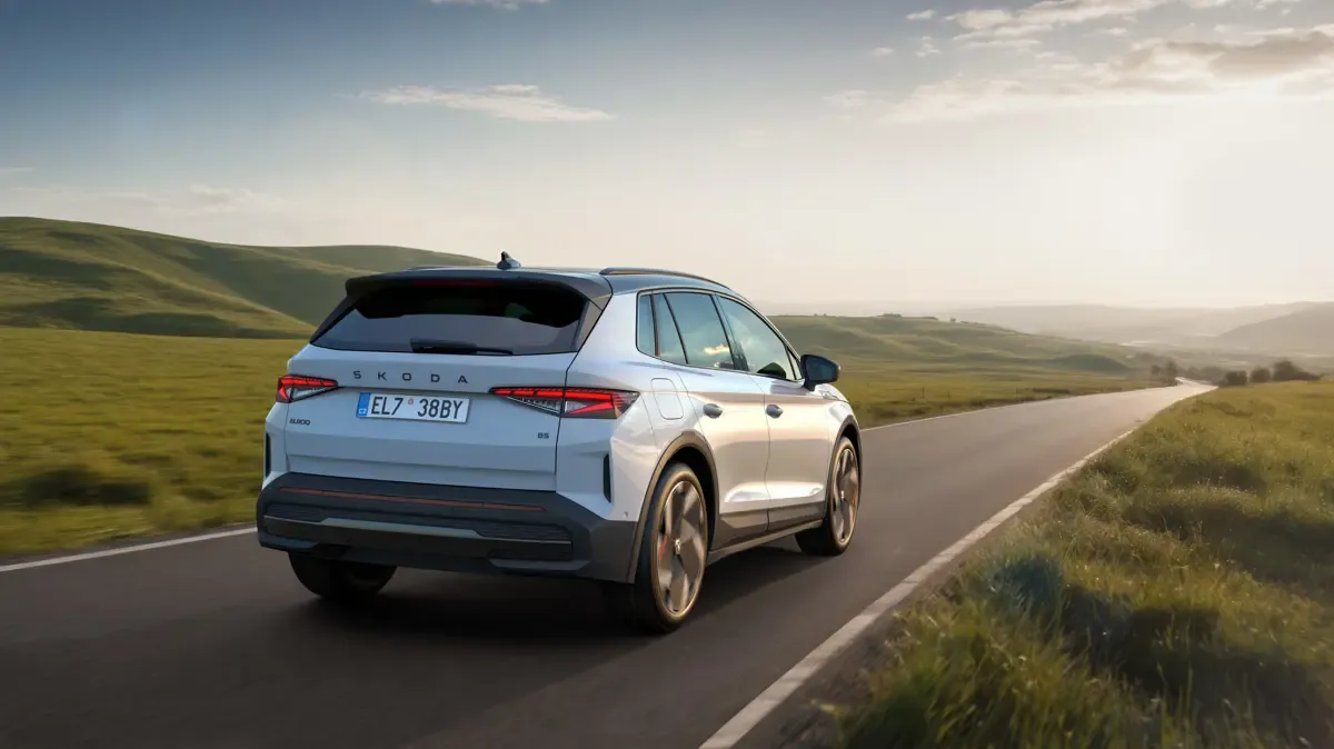 Elettronauti - Skoda Elroq 60 - Verde - Esterno - Vista anteriore a tre quarti