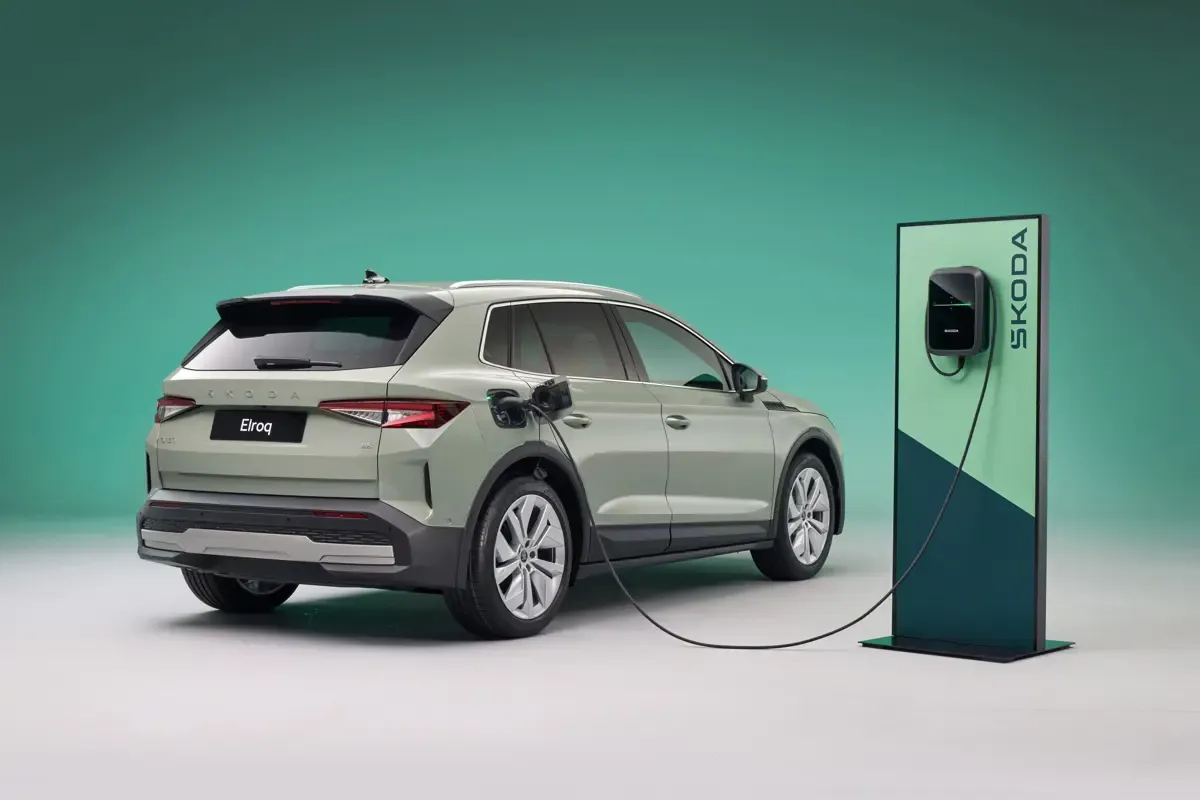 Elettronauti - Skoda Elroq 60 - Verde - Esterno - Vista anteriore a tre quarti
