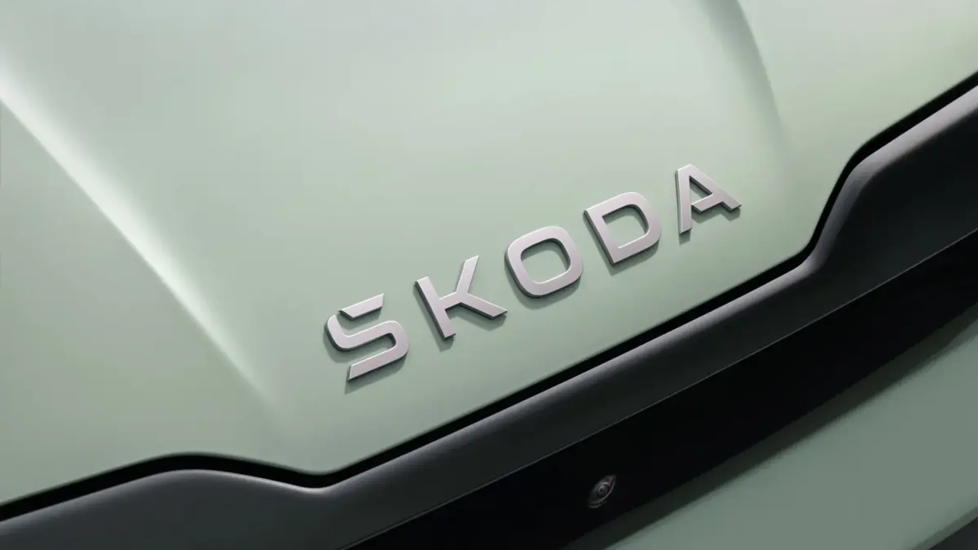 Elettronauti - Skoda Elroq 60 - Verde - Esterno - Vista anteriore a tre quarti