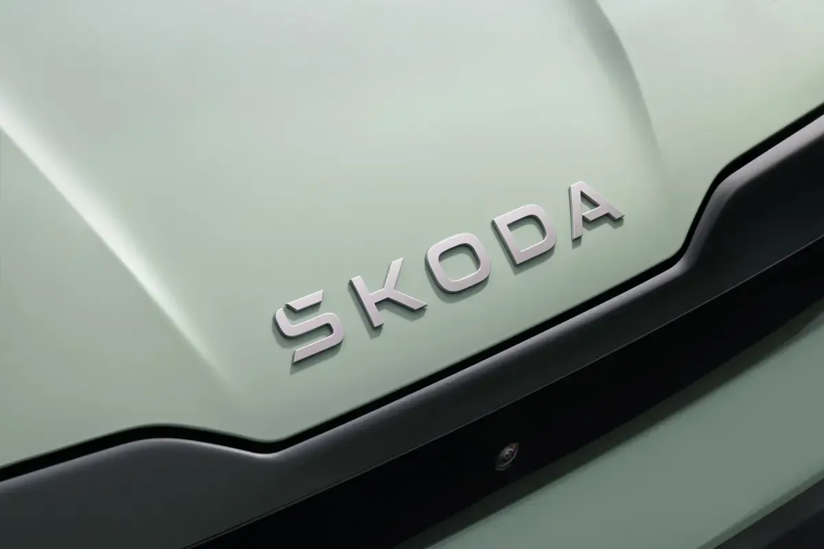 Elettronauti - Skoda Elroq 60 - Verde - Esterno - Vista anteriore a tre quarti