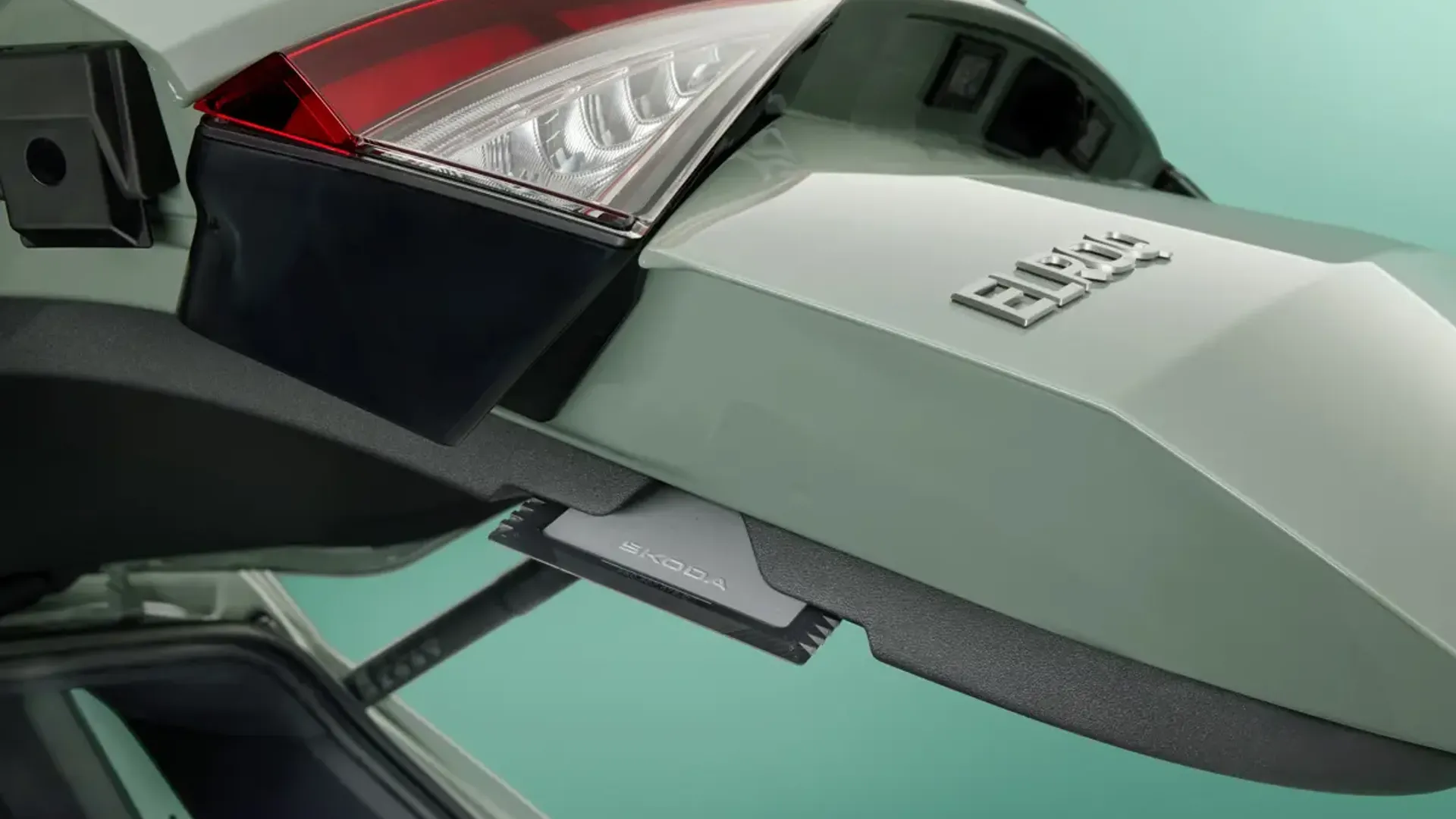 Elettronauti - Skoda Elroq 60 - Verde - Esterno - Vista anteriore a tre quarti