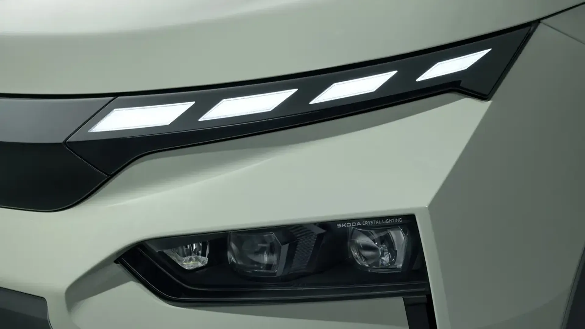 Elettronauti - Skoda Elroq 60 - Verde - Esterno - Vista anteriore a tre quarti