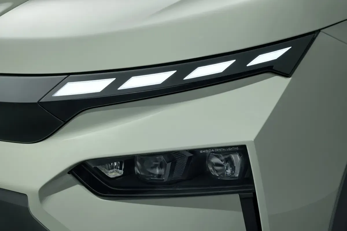 Elettronauti - Skoda Elroq 60 - Verde - Esterno - Vista anteriore a tre quarti