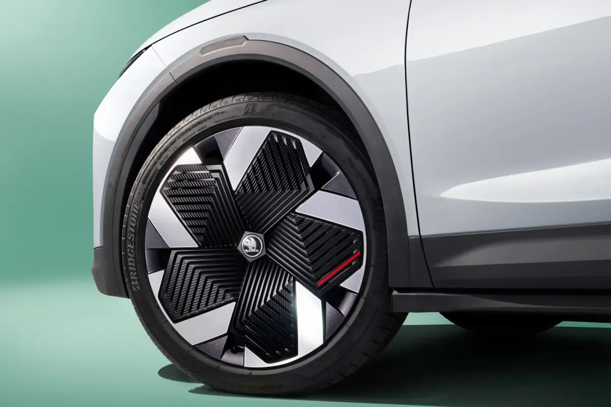 Elettronauti - Skoda Elroq 60 - Verde - Cerchio - Vista laterale