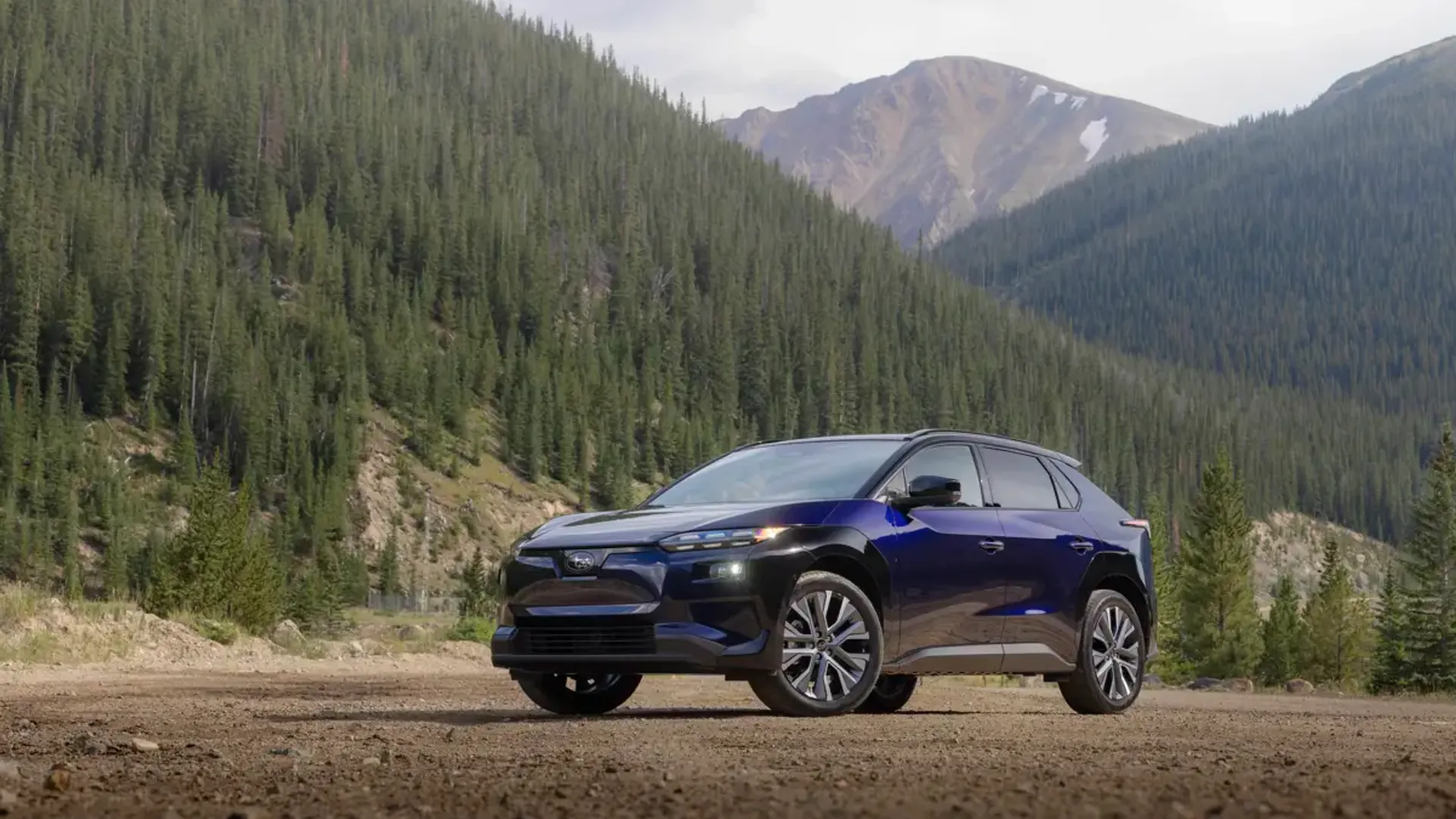 Elettronauti - Subaru Solterra AWD - Blu - Esterno - Vista anteriore a tre quarti