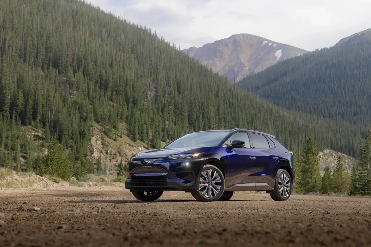 Elettronauti - Subaru Solterra AWD - Blu - Esterno - Vista anteriore a tre quarti
