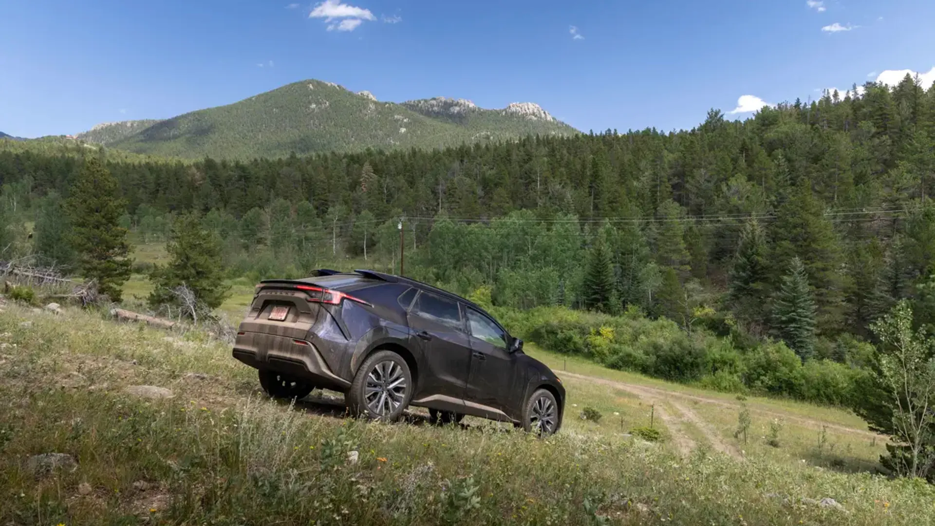 Elettronauti - Subaru Solterra AWD - Blu - Esterno - Vista anteriore a tre quarti