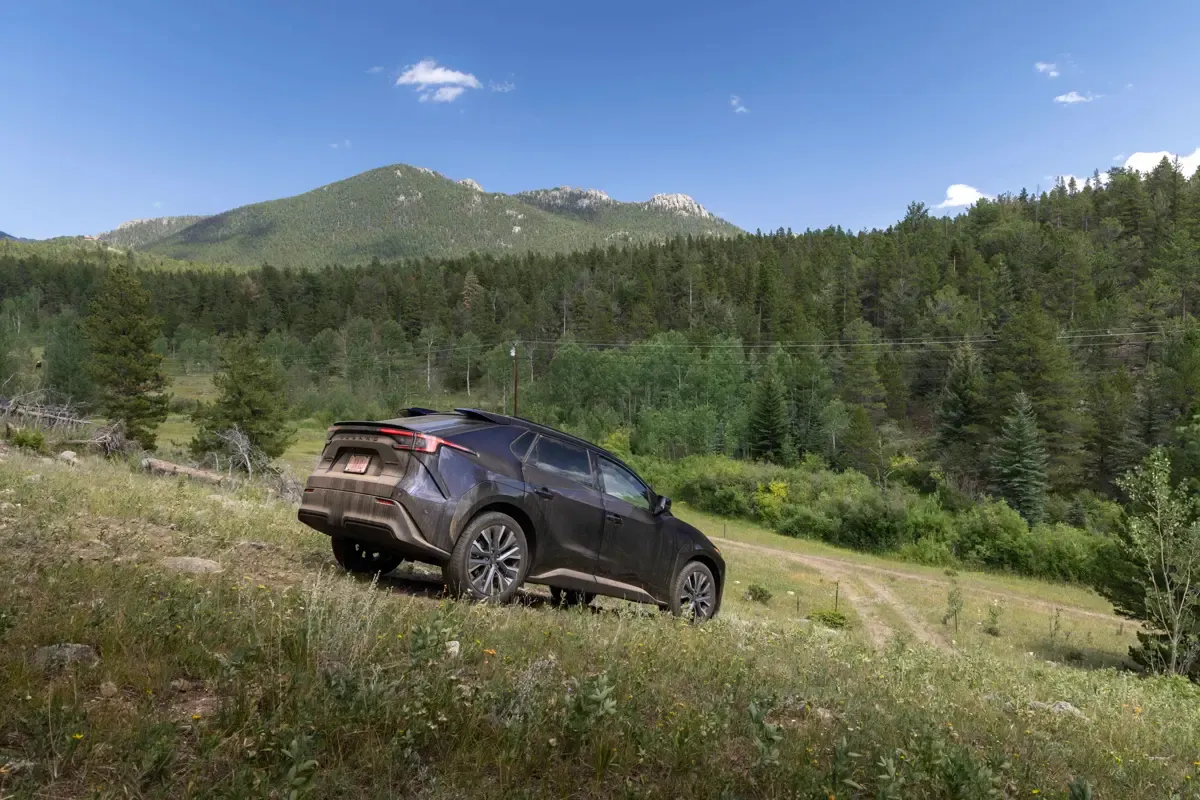 Elettronauti - Subaru Solterra AWD - Blu - Esterno - Vista anteriore a tre quarti