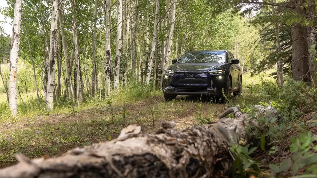 Elettronauti - Subaru Solterra AWD - Blu - Esterno - Vista anteriore a tre quarti