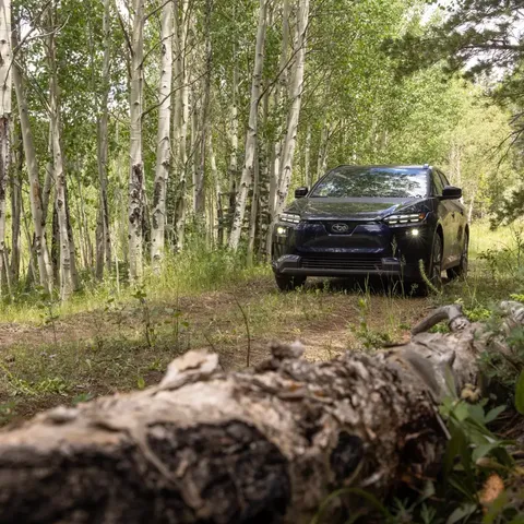 Elettronauti - Subaru Solterra AWD - Blu - Esterno - Vista anteriore a tre quarti