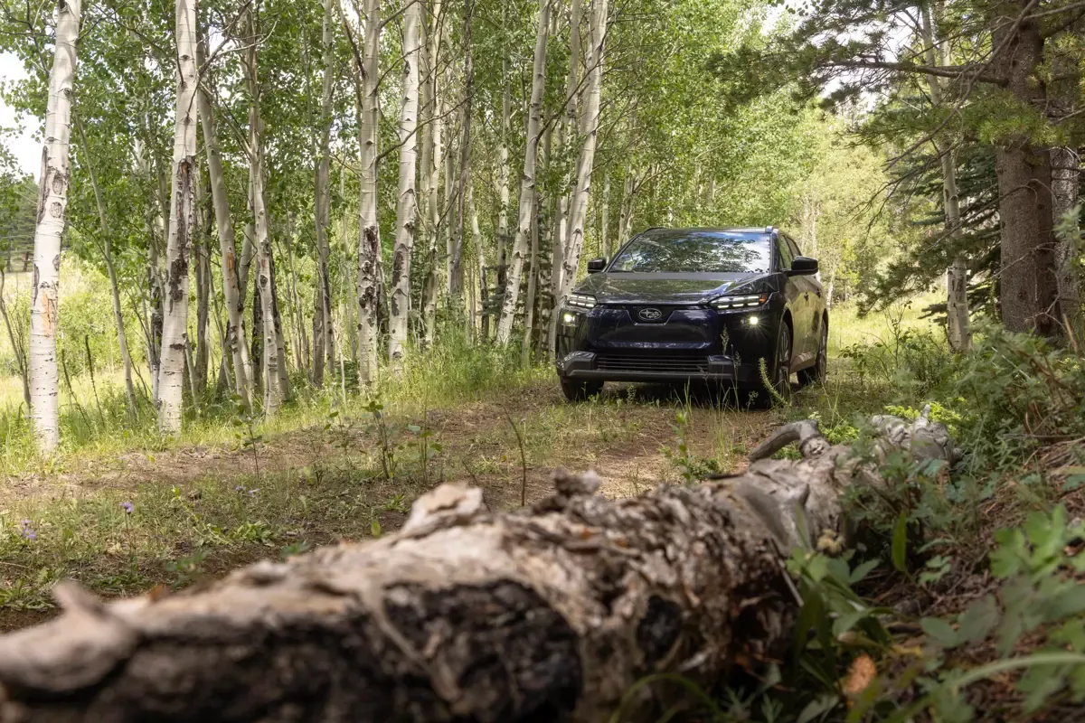 Elettronauti - Subaru Solterra AWD - Blu - Esterno - Vista anteriore a tre quarti