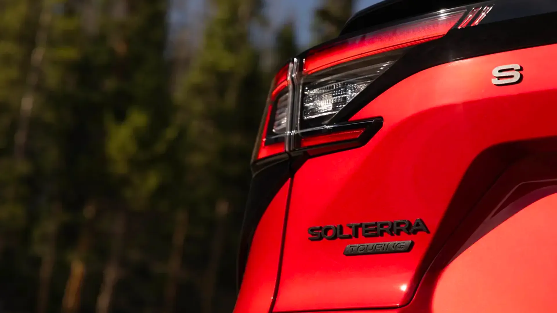 Elettronauti - Subaru Solterra AWD - Blu - Esterno - Vista anteriore a tre quarti