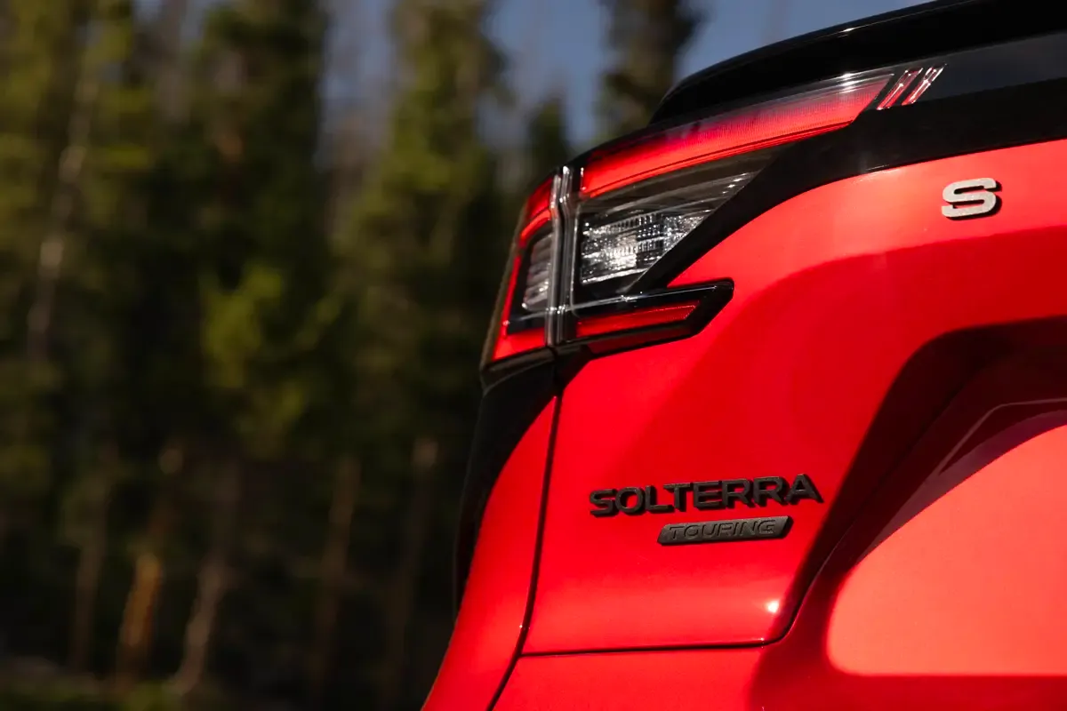 Elettronauti - Subaru Solterra AWD - Blu - Esterno - Vista anteriore a tre quarti