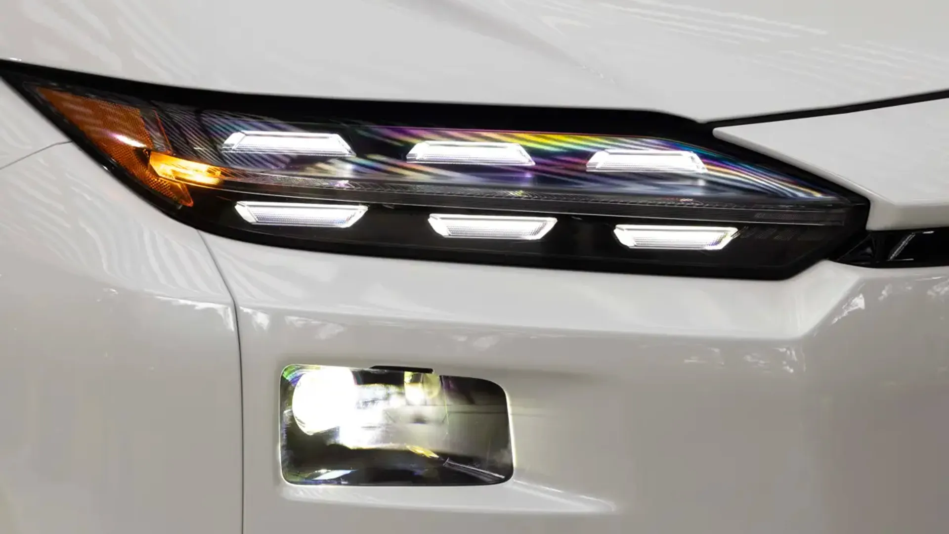 Elettronauti - Subaru Solterra AWD - Grigio - Esterno - Vista anteriore a tre quarti