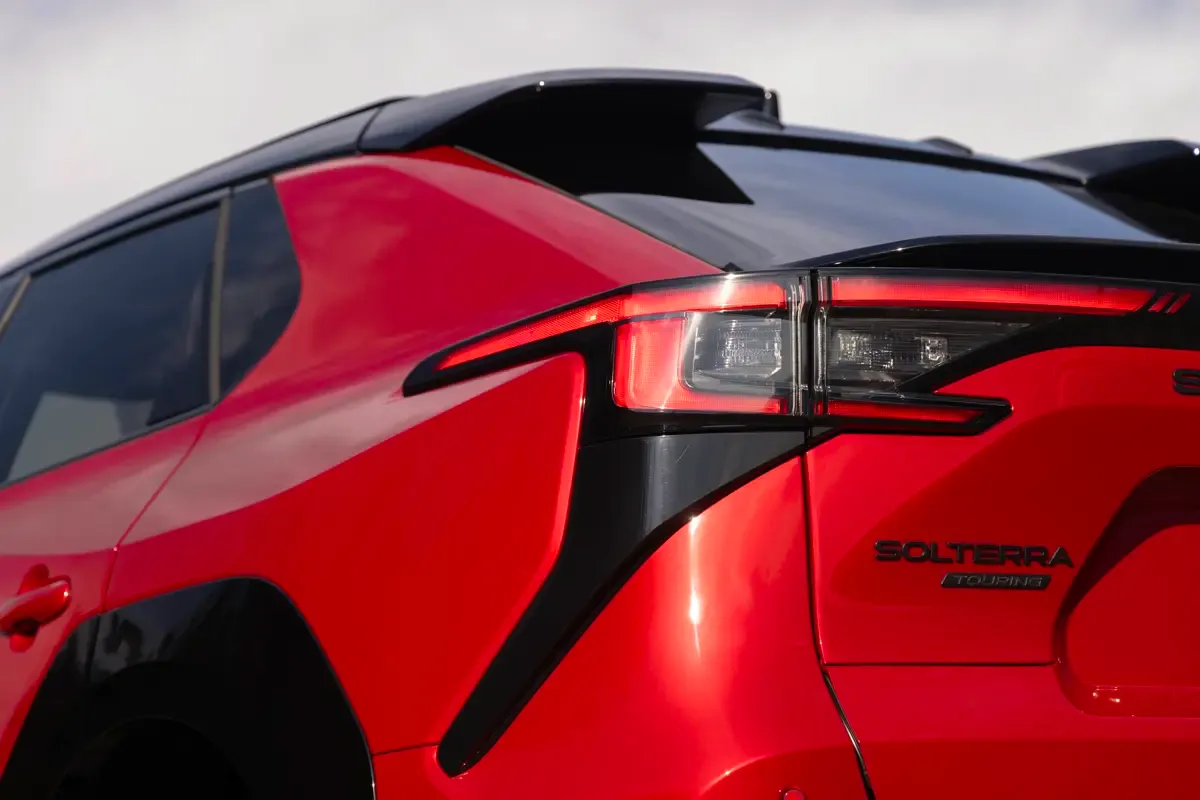 Elettronauti - Subaru Solterra AWD - Grigio - Esterno - Vista anteriore a tre quarti