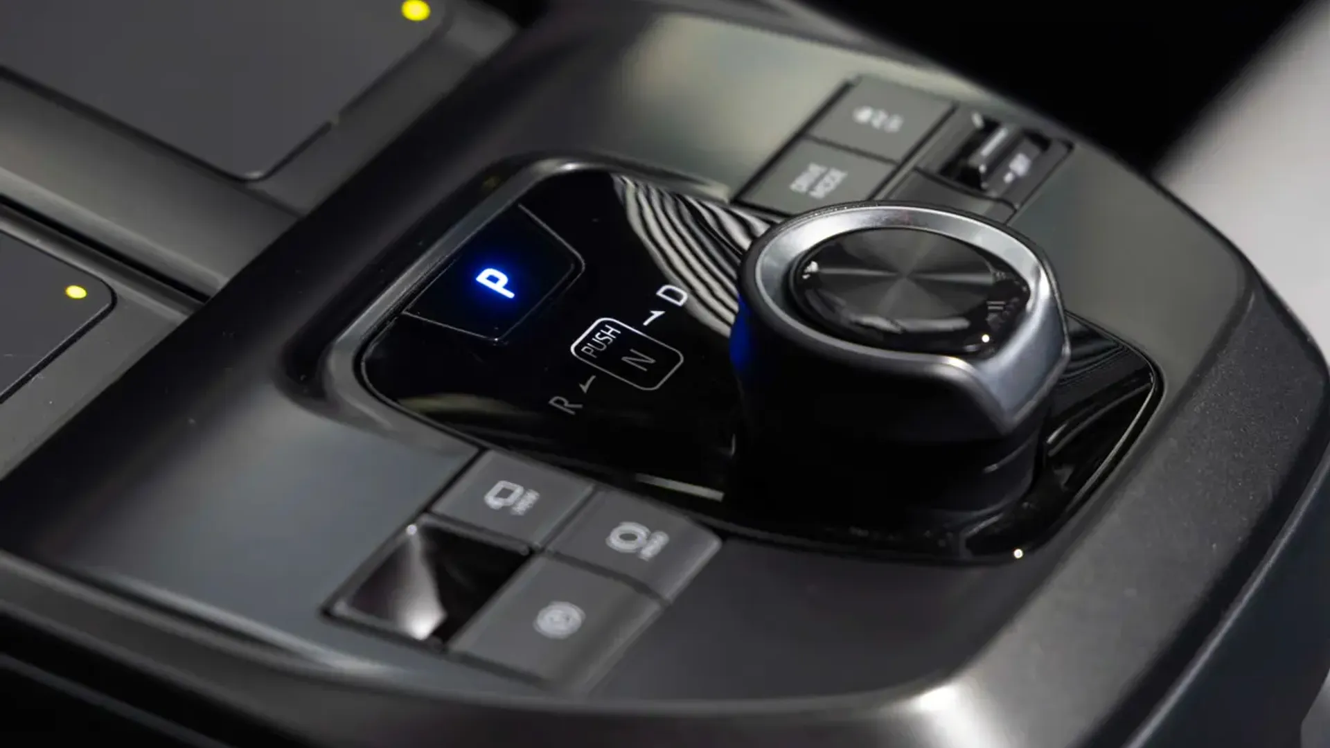 Elettronauti - Subaru Solterra AWD - Grigio - Esterno - Vista anteriore a tre quarti