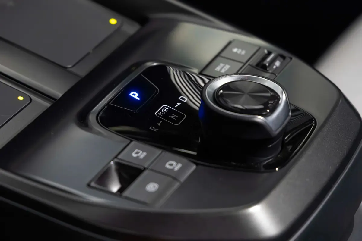 Elettronauti - Subaru Solterra AWD - Grigio - Esterno - Vista anteriore a tre quarti