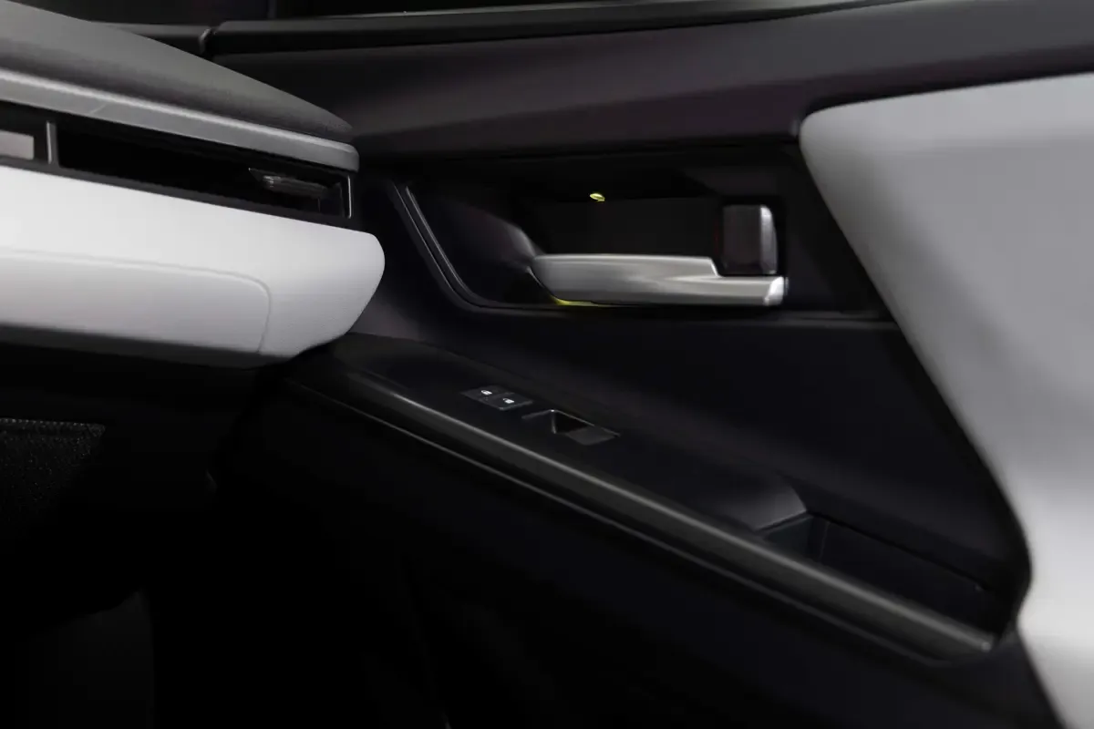 Elettronauti - Subaru Solterra AWD - Grigio - Esterno - Vista anteriore a tre quarti