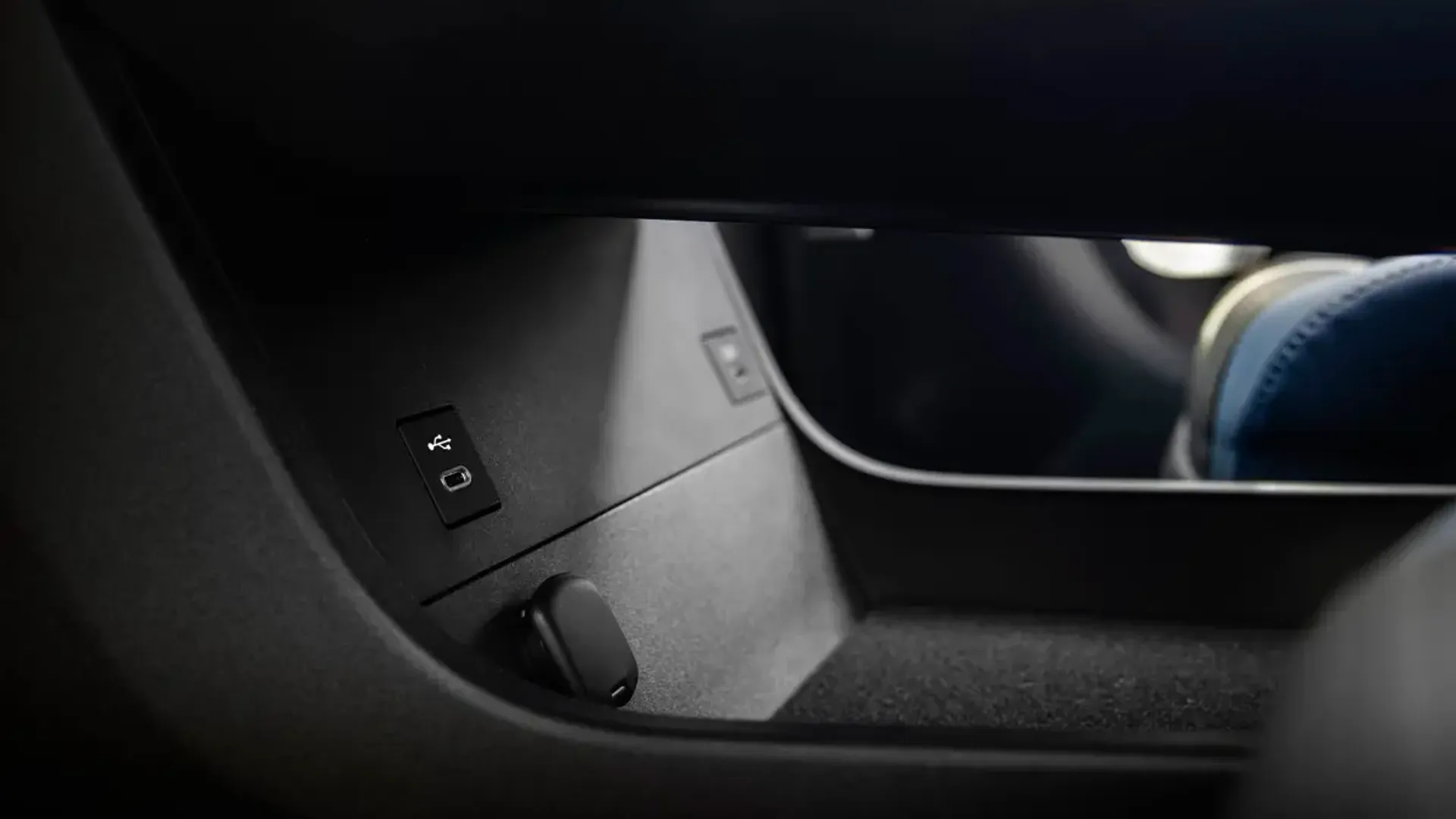 Elettronauti - Subaru Solterra AWD - Bianco - Esterno - Vista anteriore a tre quarti