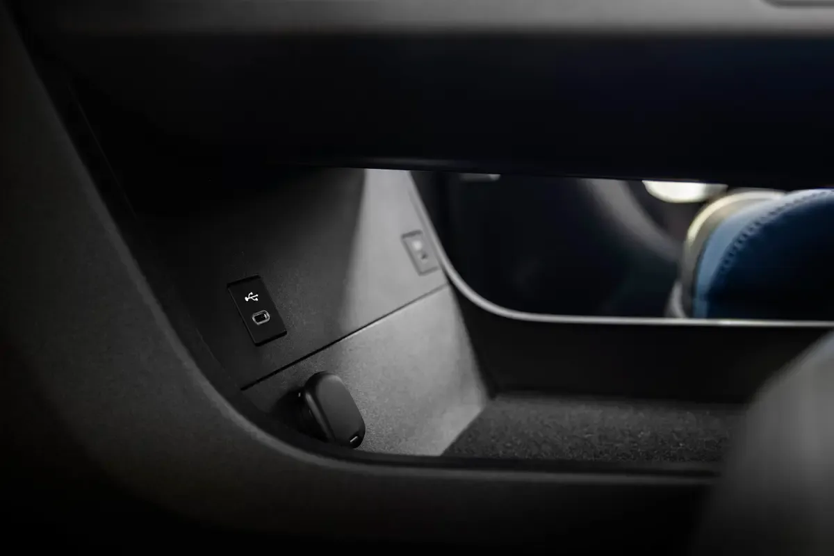 Elettronauti - Subaru Solterra AWD - Bianco - Esterno - Vista anteriore a tre quarti