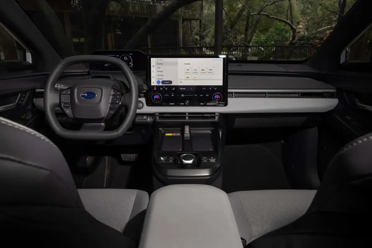 Elettronauti - Subaru Solterra AWD - Nero - Interni - Vista della plancia
