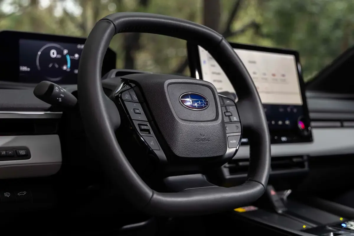 Elettronauti - Subaru Solterra AWD - Nero - Interni - Vista della plancia