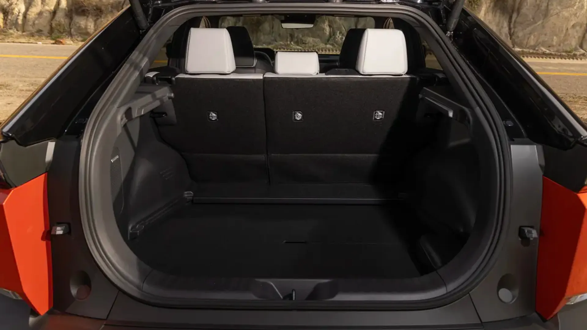 Elettronauti - Subaru Uncharted AWD 77 kWh - Vano di carico - Bagagliaio