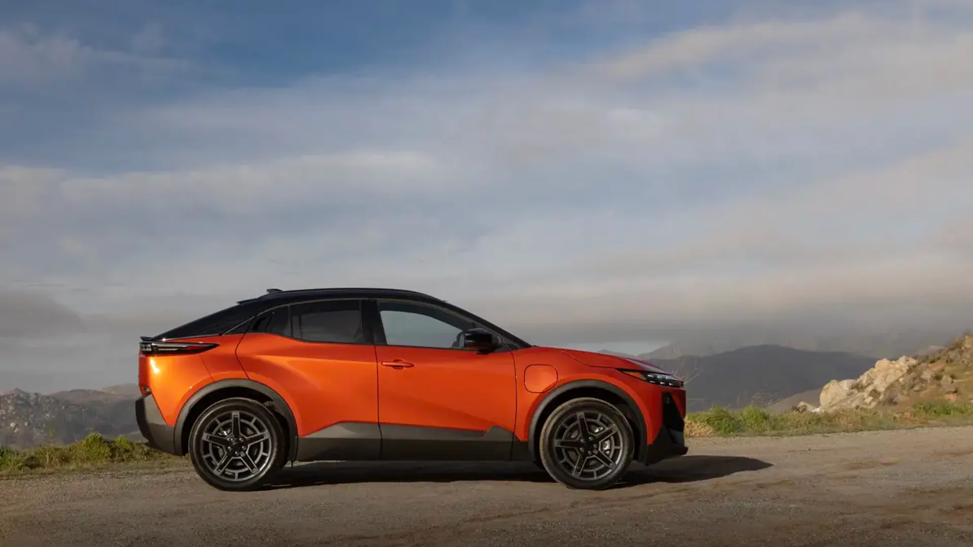 Elettronauti - Subaru Uncharted AWD 77 kWh - Esterno - Vista anteriore a tre quarti