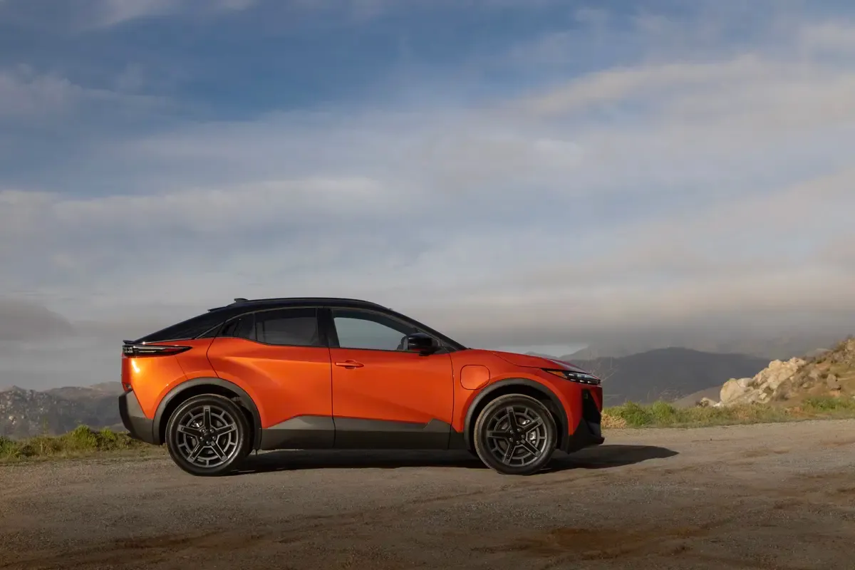Elettronauti - Subaru Uncharted AWD 77 kWh - Esterno - Vista anteriore a tre quarti
