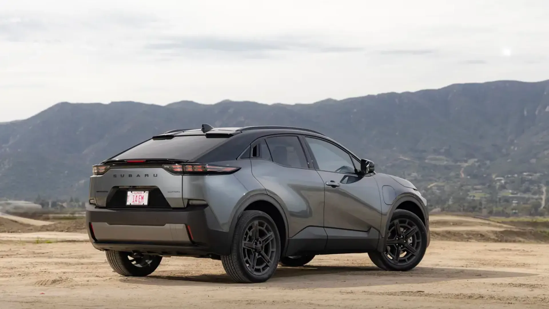 Elettronauti - Subaru Uncharted AWD 77 kWh - Nero - Esterno - Vista anteriore a tre quarti