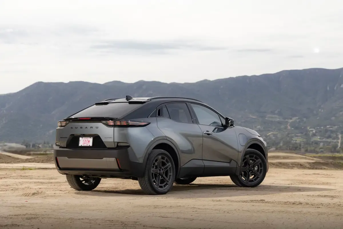 Elettronauti - Subaru Uncharted AWD 77 kWh - Nero - Esterno - Vista anteriore a tre quarti