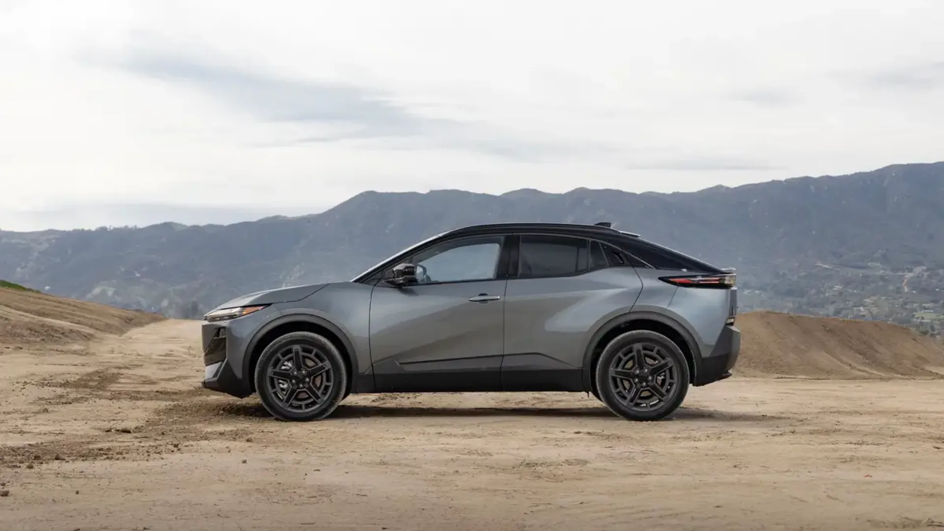 Elettronauti - Subaru Uncharted AWD 77 kWh - Blu - Esterno - Vista anteriore a tre quarti