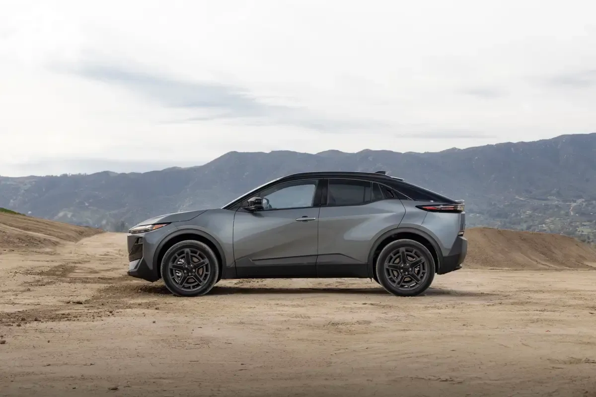 Elettronauti - Subaru Uncharted AWD 77 kWh - Blu - Esterno - Vista anteriore a tre quarti