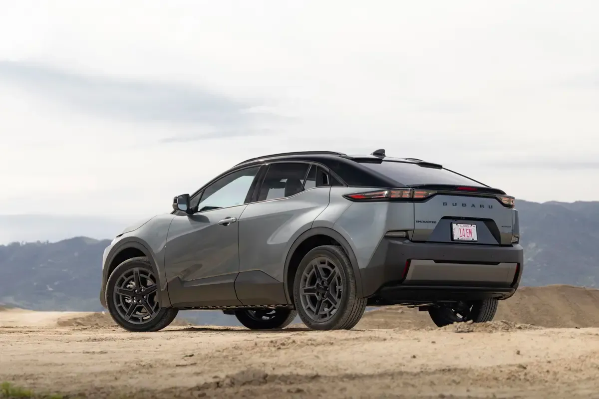 Elettronauti - Subaru Uncharted AWD 77 kWh - Blu - Esterno - Vista anteriore a tre quarti