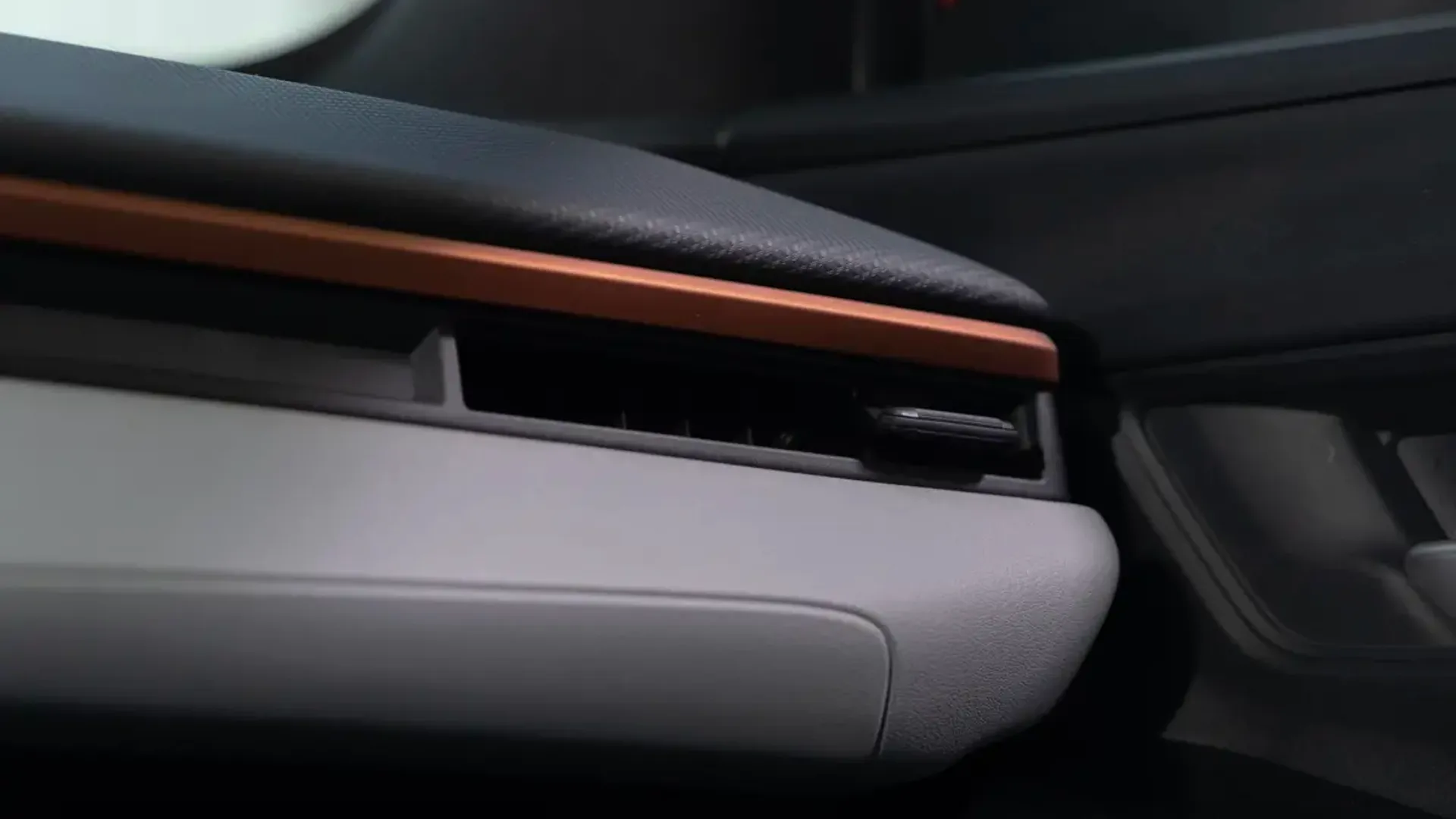 Elettronauti - Subaru Uncharted AWD 77 kWh - Copper - Esterno - Vista anteriore a tre quarti