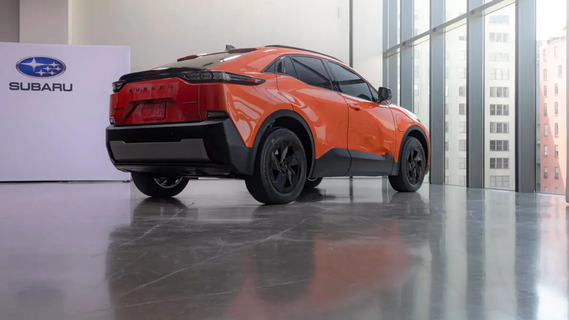 Elettronauti - Subaru Uncharted AWD 77 kWh - Dark Gray - Esterno - Vista anteriore a tre quarti