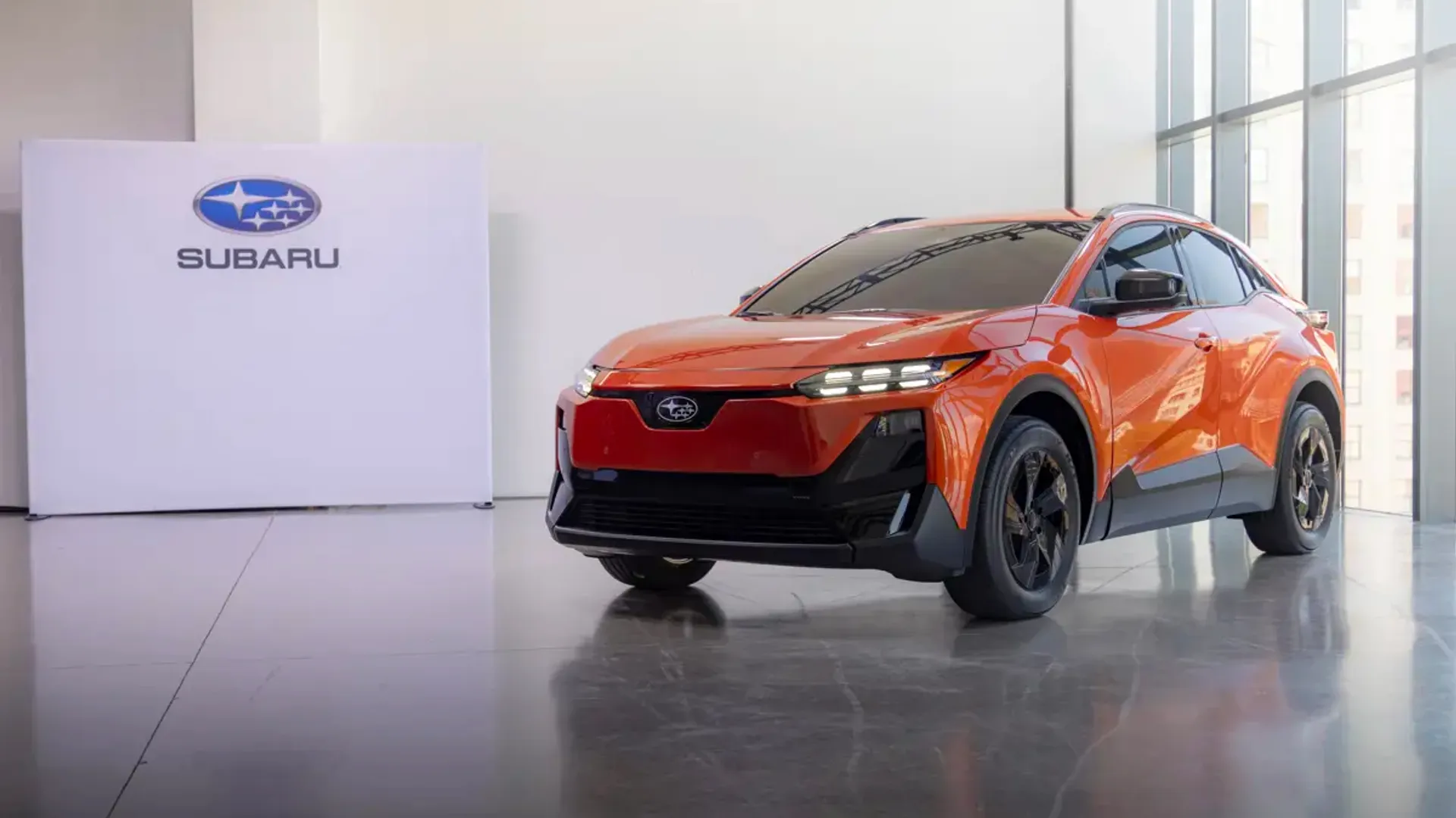 Elettronauti - Subaru Uncharted AWD 77 kWh - Grigio - Esterno - Vista anteriore a tre quarti