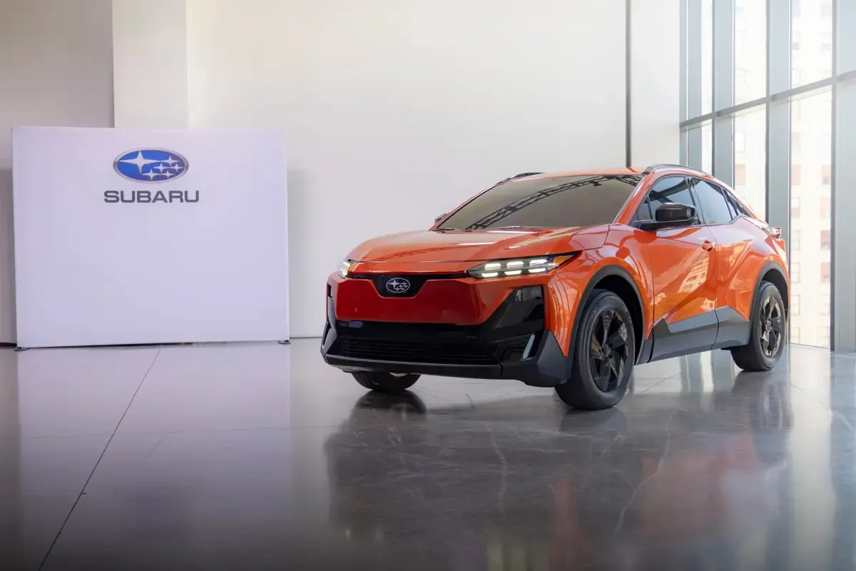 Elettronauti - Subaru Uncharted AWD 77 kWh - Grigio - Esterno - Vista anteriore a tre quarti