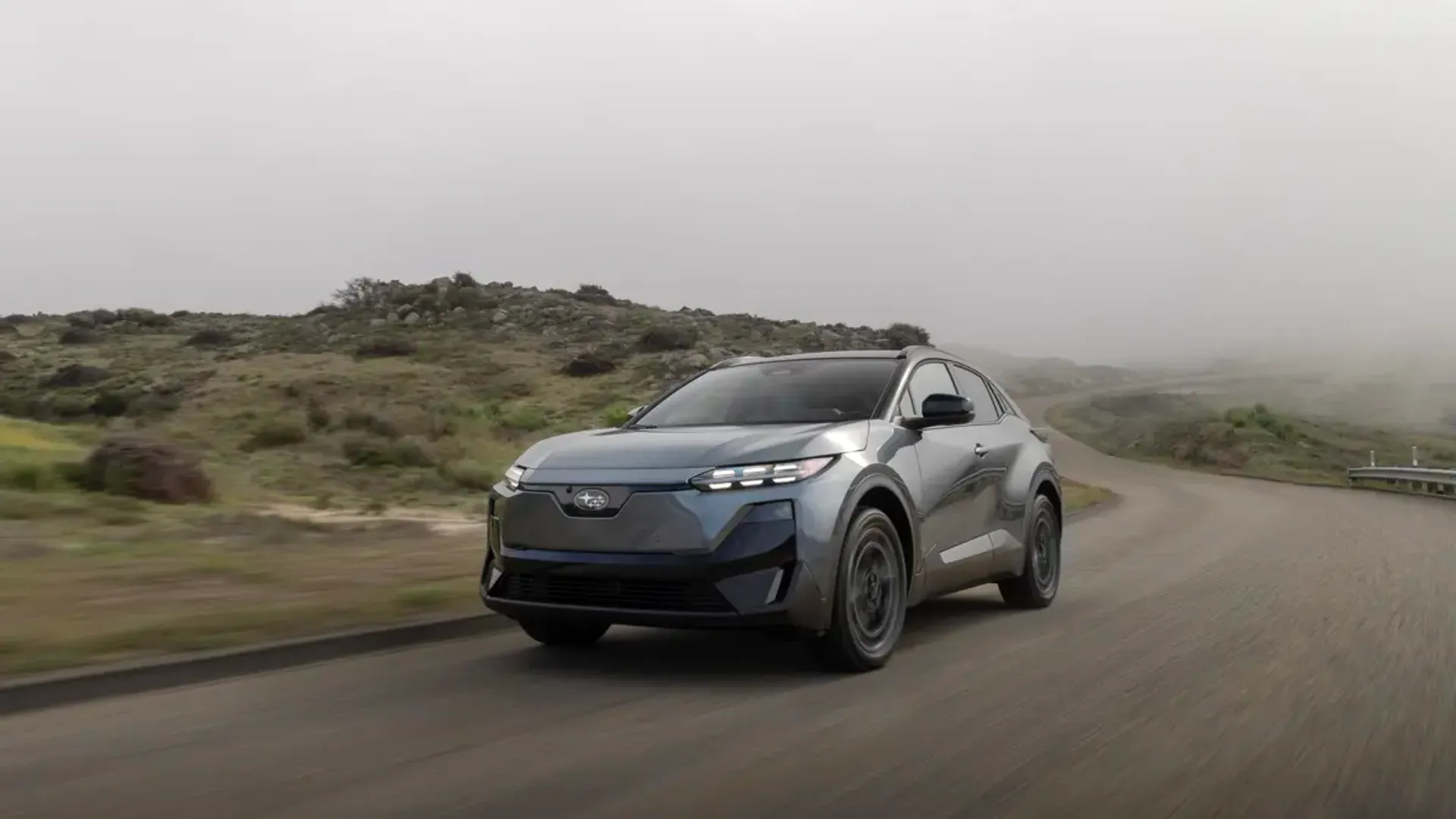 Elettronauti - Subaru Uncharted AWD 77 kWh - Grigio - Esterno - Vista anteriore a tre quarti