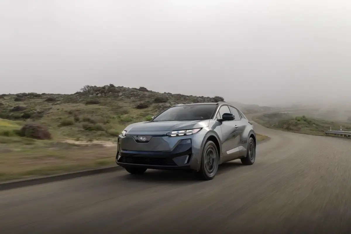 Elettronauti - Subaru Uncharted AWD 77 kWh - Grigio - Esterno - Vista anteriore a tre quarti