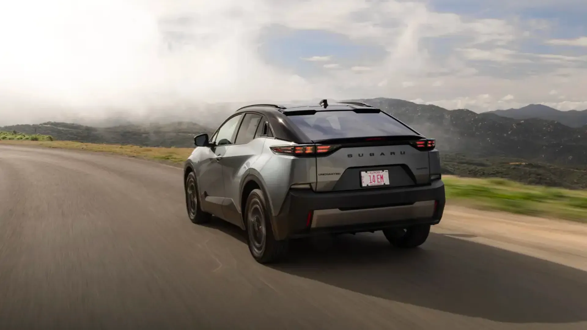Elettronauti - Subaru Uncharted AWD 77 kWh - Grigio - Esterno - Vista anteriore a tre quarti