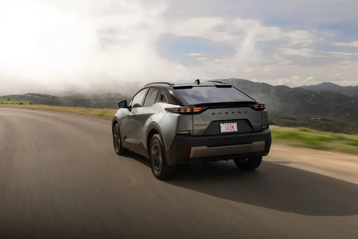 Elettronauti - Subaru Uncharted AWD 77 kWh - Grigio - Esterno - Vista anteriore a tre quarti