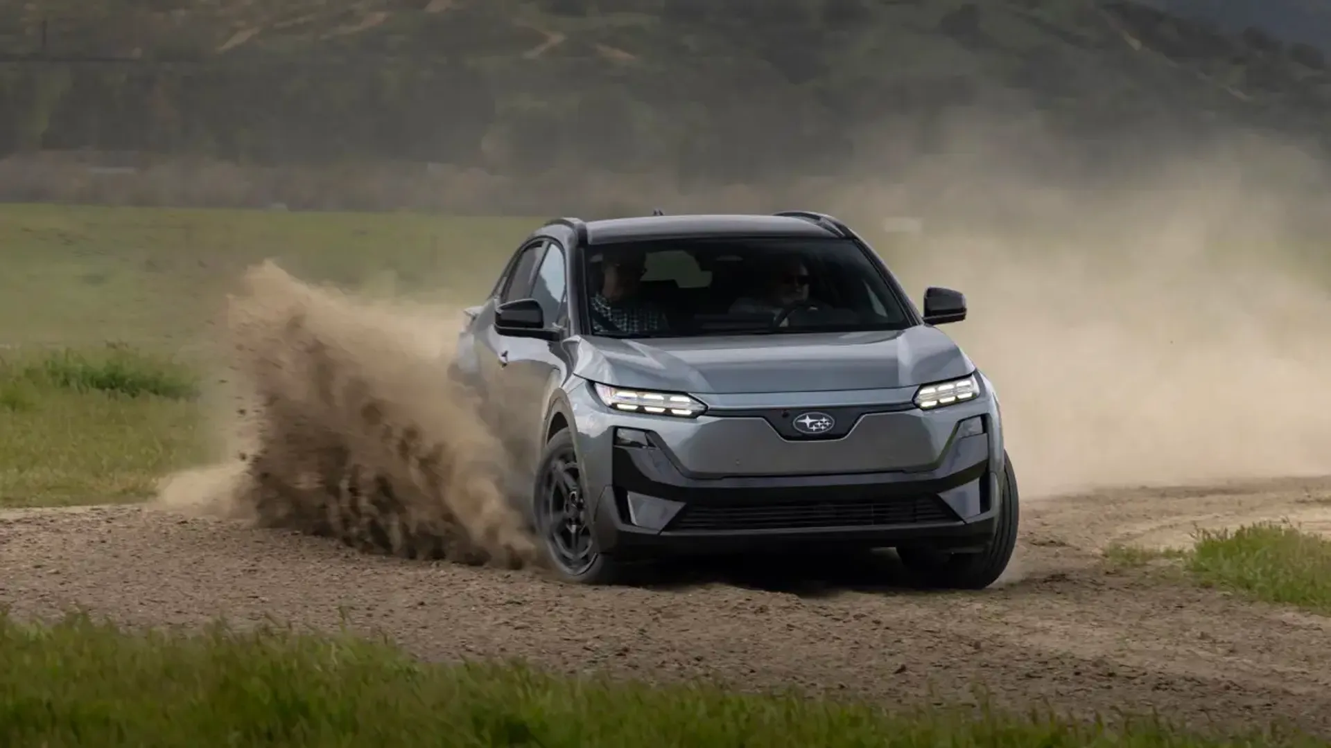 Elettronauti - Subaru Uncharted AWD 77 kWh - Grigio - Esterno - Vista anteriore a tre quarti