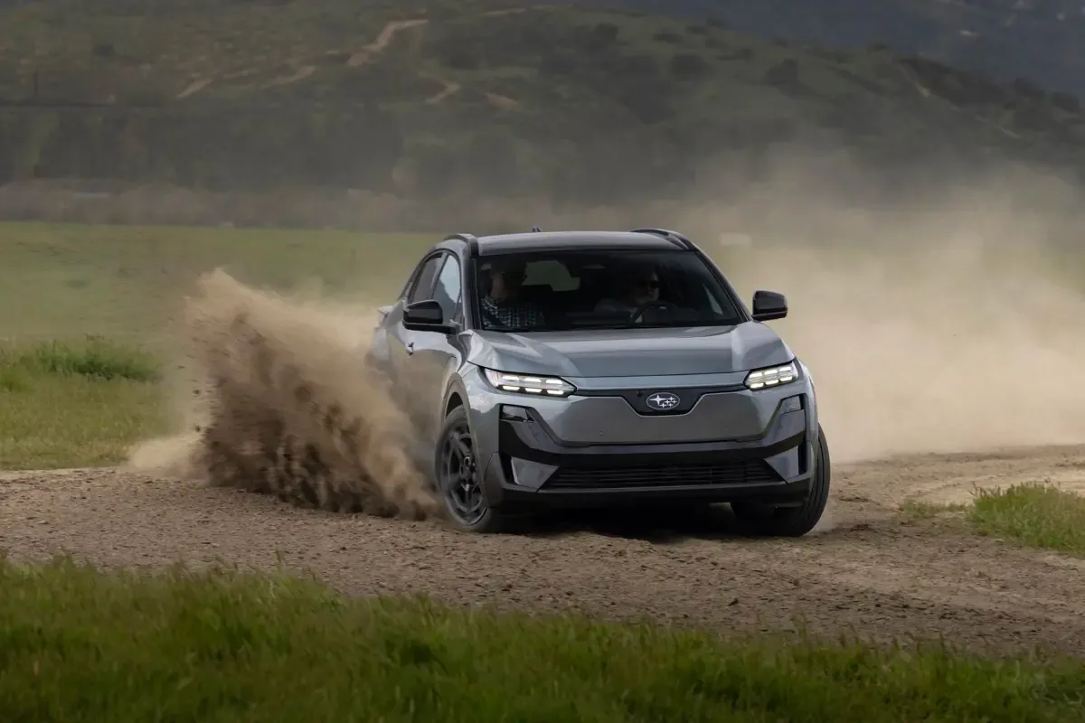 Elettronauti - Subaru Uncharted AWD 77 kWh - Grigio - Esterno - Vista anteriore a tre quarti