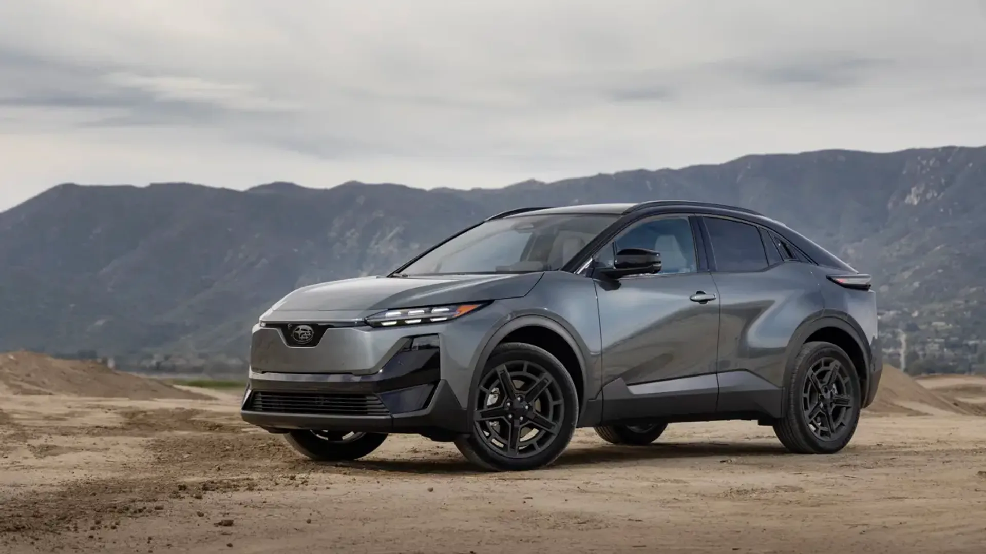 Elettronauti - Subaru Uncharted AWD 77 kWh - Grigio - Esterno - Vista anteriore a tre quarti