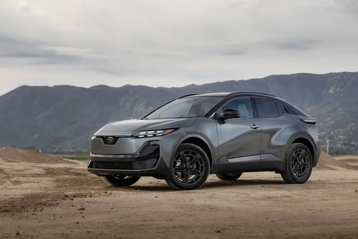 Elettronauti - Subaru Uncharted AWD 77 kWh - Grigio - Esterno - Vista anteriore a tre quarti