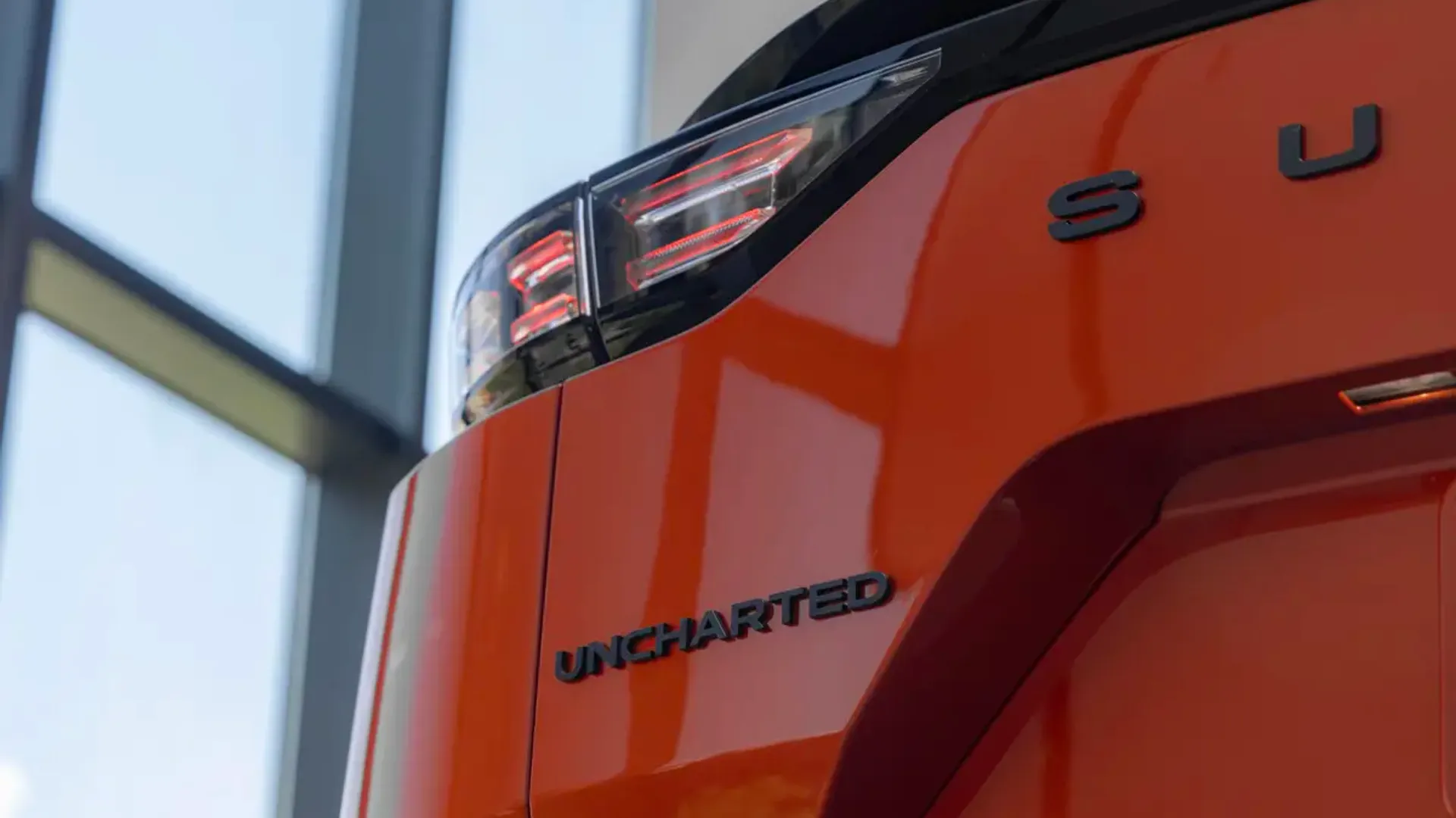 Elettronauti - Subaru Uncharted AWD 77 kWh - Grigio - Esterno - Vista anteriore a tre quarti