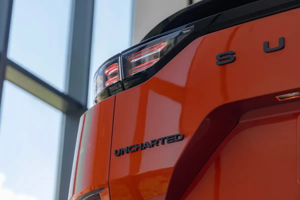 Elettronauti - Subaru Uncharted AWD 77 kWh - Grigio - Esterno - Vista anteriore a tre quarti