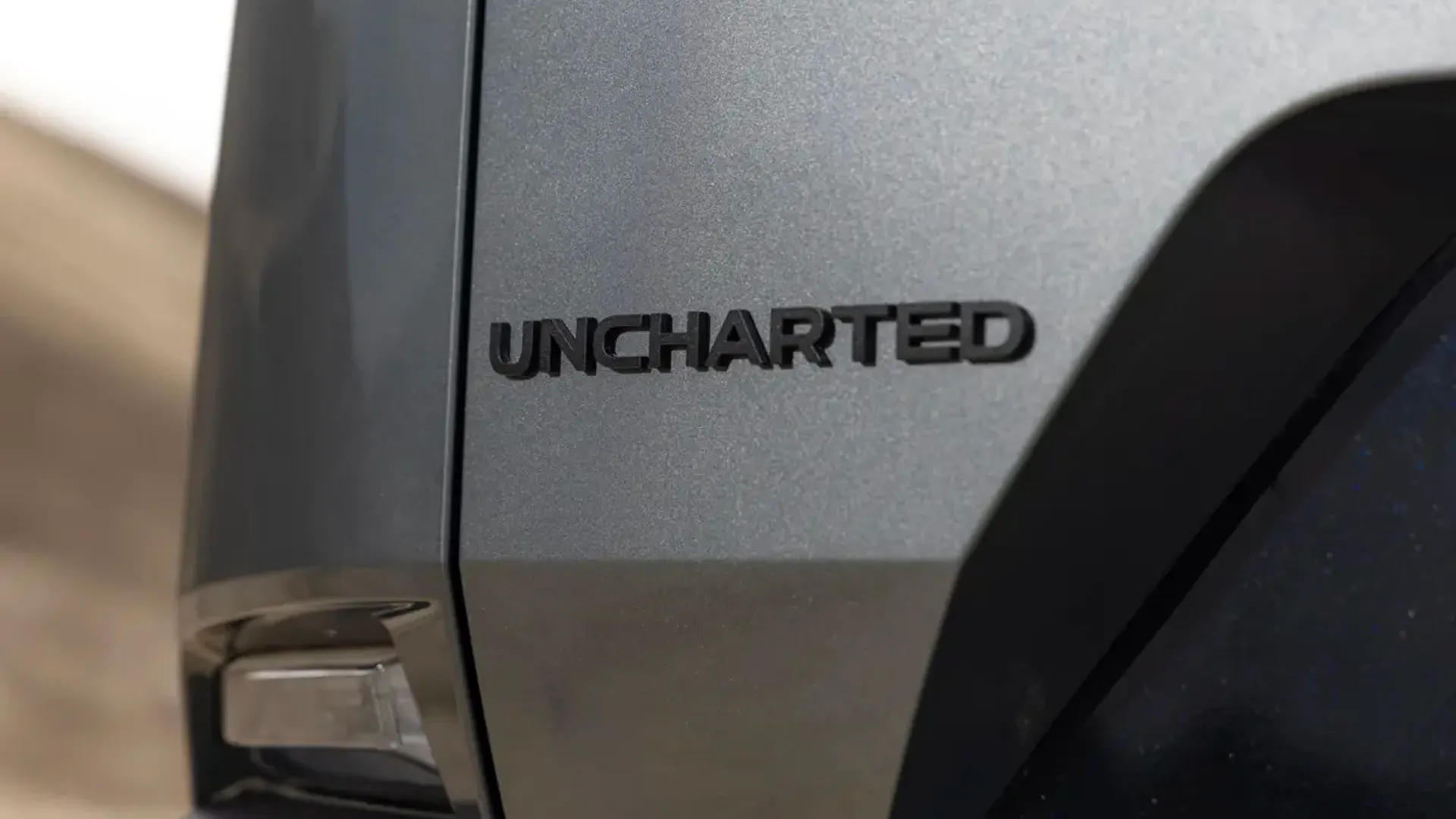 Elettronauti - Subaru Uncharted AWD 77 kWh - Grigio - Esterno - Vista anteriore a tre quarti